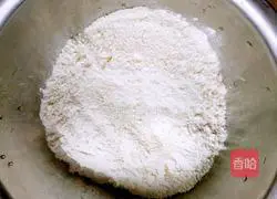 Illustration of how to make salt and pepper rolls 1