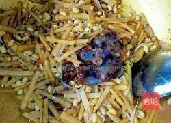 Illustration of how to make potato braised noodles 7