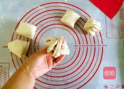 Illustration of how to make sausage rolls 14