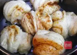 Illustration of how to make homemade flower rolls 16