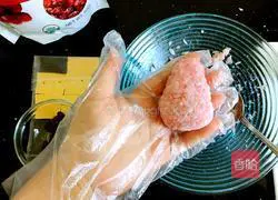 Illustration of how to make cranberry rice balls 6