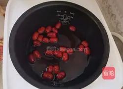 Illustration of how to make black rice and red date porridge 5