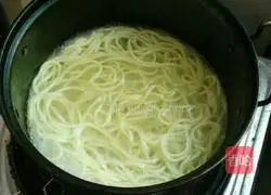 Illustration of how to make diced pork and mint cold noodles 4