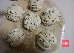 Illustration of how to make scallion rolls 18