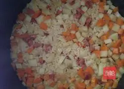 Illustration of how to make braised rice with sausage, carrots and potatoes 7