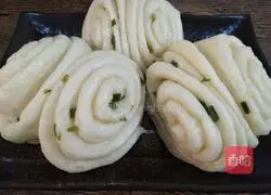 Illustration of how to make green onion rolls 17