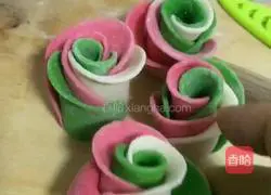 Illustration of how to make rose rolls 5