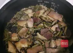 Illustration of how to make braised rice with pickled beans and bacon 12