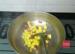 Illustration of how to make potato and sausage braised rice 3