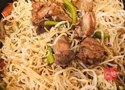 Illustration of how to braised pork ribs and noodles in a rice cooker 16