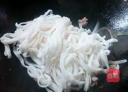 Illustration of how to make fried rice noodles with lean meat 4