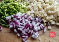 Illustration of how to make potato and sausage stewed rice 1