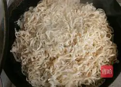 Illustration of how to make braised noodles with shredded pork and beans 5