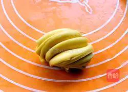 Illustration of how to make carrot flower rolls 19