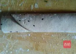 Illustration of how to make sorghum noodle rolls 1