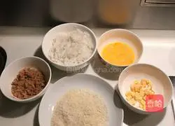 Illustration of how to make meat floss and cheese rice balls 1