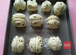 Illustration of how to make green onion rolls 15