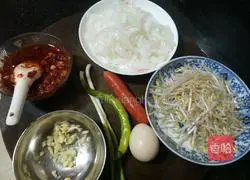 Illustration of how to make fried rice noodles with eggs 1