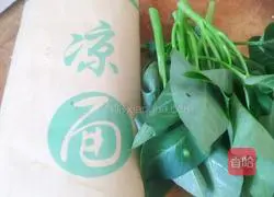 Illustration of how to make spicy and sour cold noodles 1