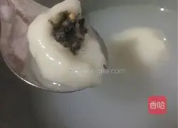 Illustration of how to make black sesame and peanut Lantern Festival 18