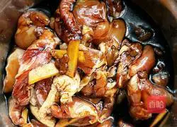 Mushroom and chicken braised rice Practice illustration 4