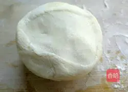 Illustration of how to make spring roll skins 7