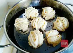 Illustration of how to make milk-flavored flower rolls 7