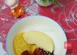 Illustration of how to make apple, red dates and millet paste 1