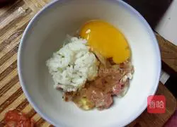 Illustration of how to make tomato baked rice 4