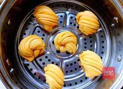 Illustration of how to make carrot flower rolls 21