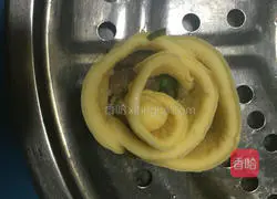 Illustration of how to make pumpkin rose rolls 11