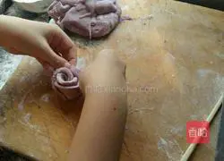 Illustration of how to make Chinese Valentine's Day rose roll 9