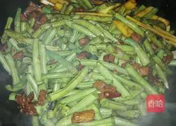 Illustration of how to make braised noodles with beans, potatoes and meat 3