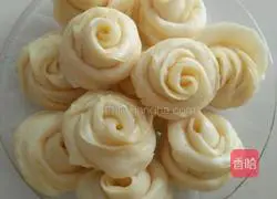 Illustration of how to make milk-flavored flower rolls 10