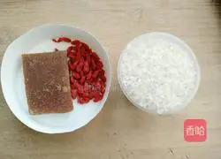 Illustration of how to make litchi, red dates, yam and wolfberry porridge 2