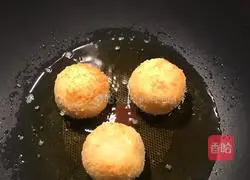 Illustration of how to make meat floss and cheese rice balls 4