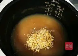 Illustration of how to make astragalus and chrysanthemum porridge 13