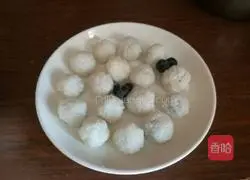 Illustration of how to make blueberry rice balls 8