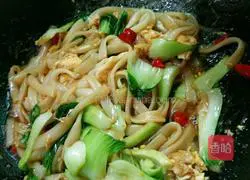 Illustration of how to make fried rice noodles with vegetables and eggs 9
