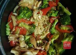 Illustration of how to make squid claypot rice 13