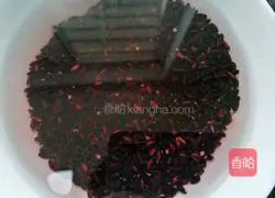 Illustration of how to make red dates and black rice porridge 1