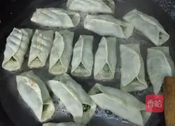 Illustration of how to make mutton and leek pot stickers 7