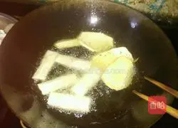 Illustration of how to make fried sweet potato and bean paste spring rolls 3 