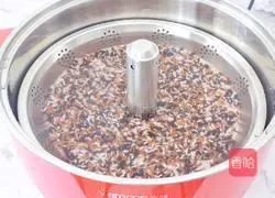 Illustration of how to make black rice, cheese and meat floss rice balls 3