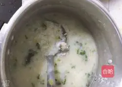 Preserved egg and lean meat porridge Illustration of how to do it 3