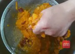 Illustration of how to make pumpkin hair cake 9