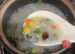 Illustration of how to make grilled sausage and preserved egg porridge 9