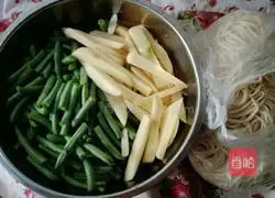 Illustration of how to make braised noodles with beans, potatoes and meat 2