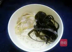 Illustration of how to scald rice noodles 6