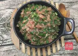 Illustration of how to make pot stickers stuffed with chives 1